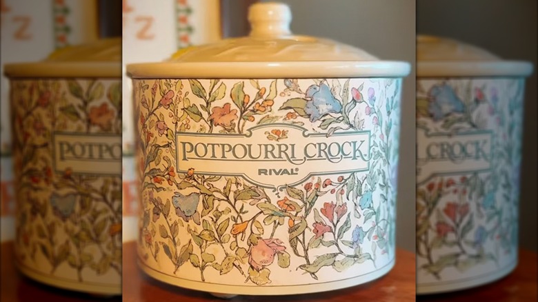 Potpourri crock with floral design and lid