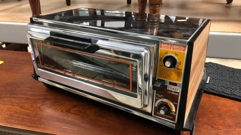 woodgrain microwave broiler with food inside