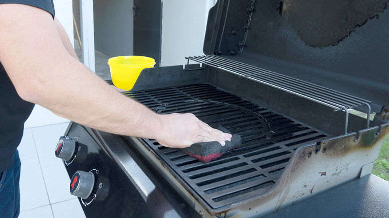 https://www.thedailymeal.com/img/gallery/11-tips-for-keeping-your-grill-shiny-and-clean/clean-your-grill-after-every-use-1691593282.jpg