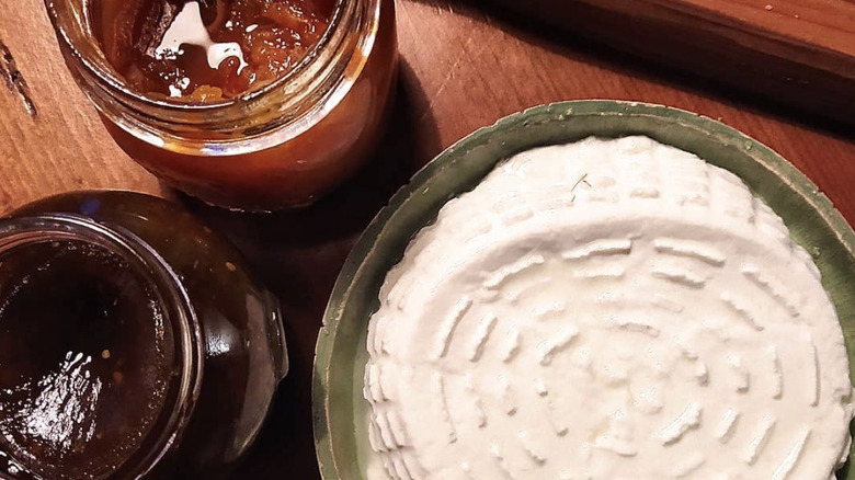 Raviggiolo with preserves