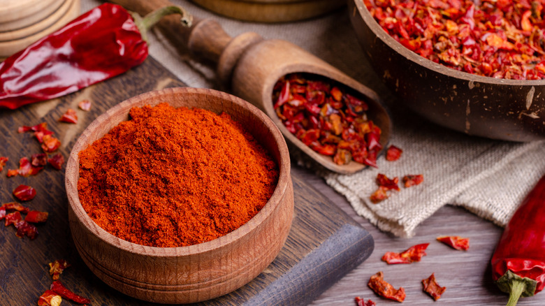 ground chili powder and flaked chilis