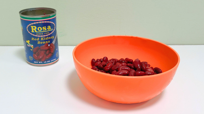 A can of Rosa Red Kidney Beans next to an orange bowl of kidney beans