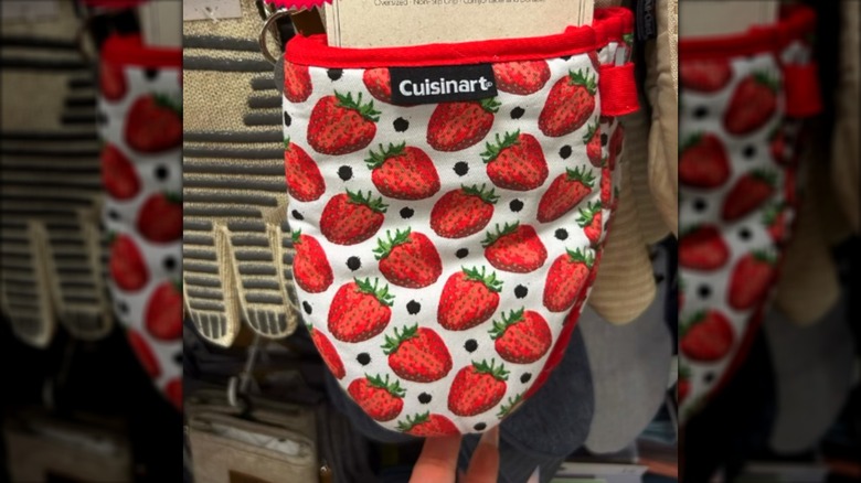 Cusinart strawberry decorated mini oven mitt