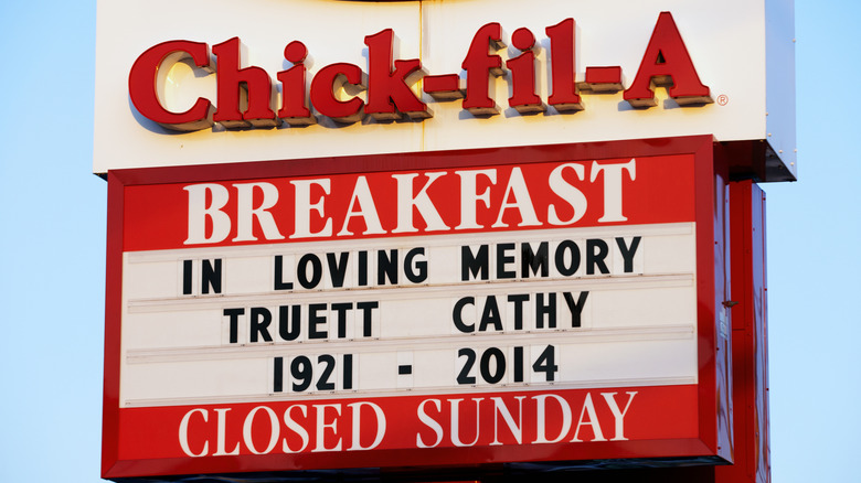 An old Chick-fil-A store sign avertising that it's closed on Sundays