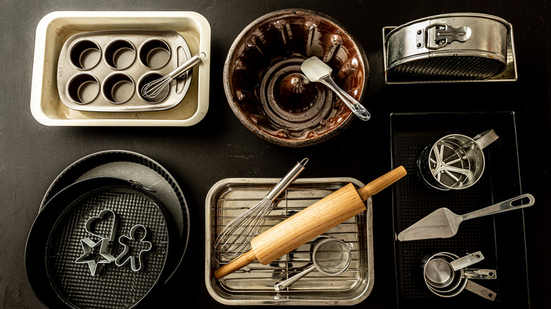 Assorted metal baking pans