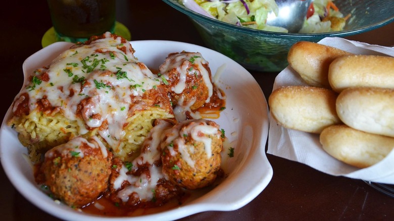 Spaghetti pie with meatballs