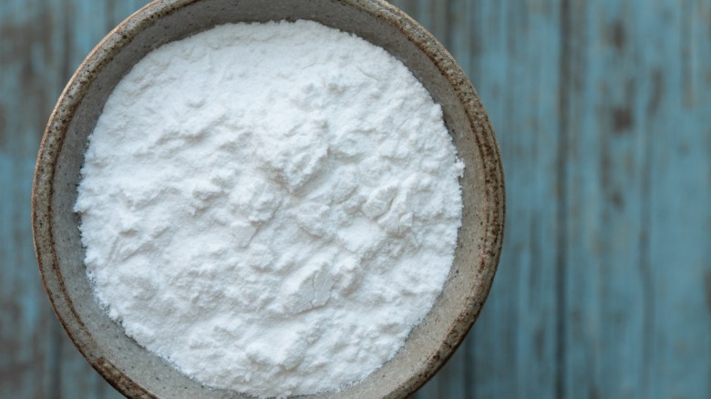 Arrowroot powder in bowl
