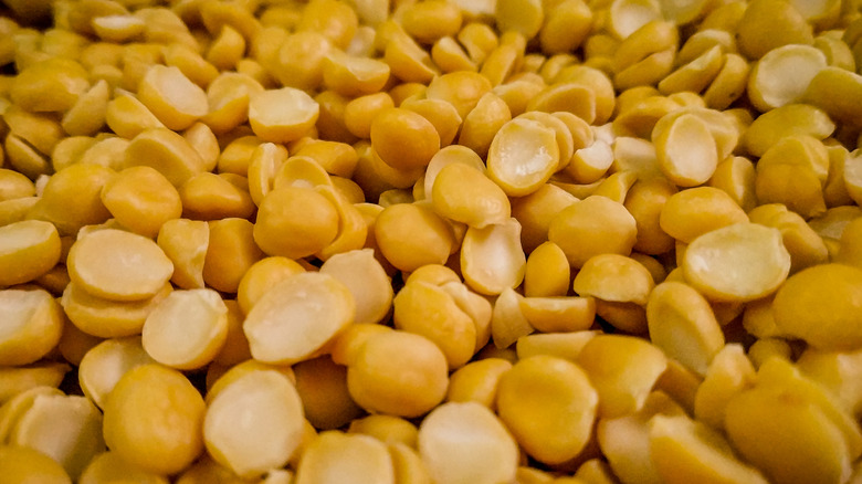 A pile of yellow split peas