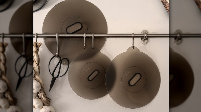 KLOCKREN universal lid set hanging on rack