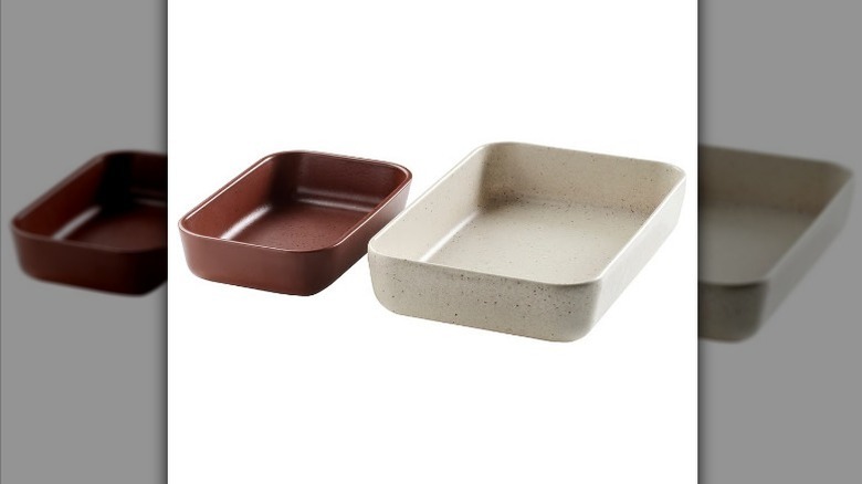 LYCKAD baking dish set on white background