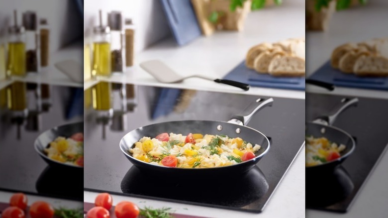 TAGGHAJ frying pan on stovetop with food