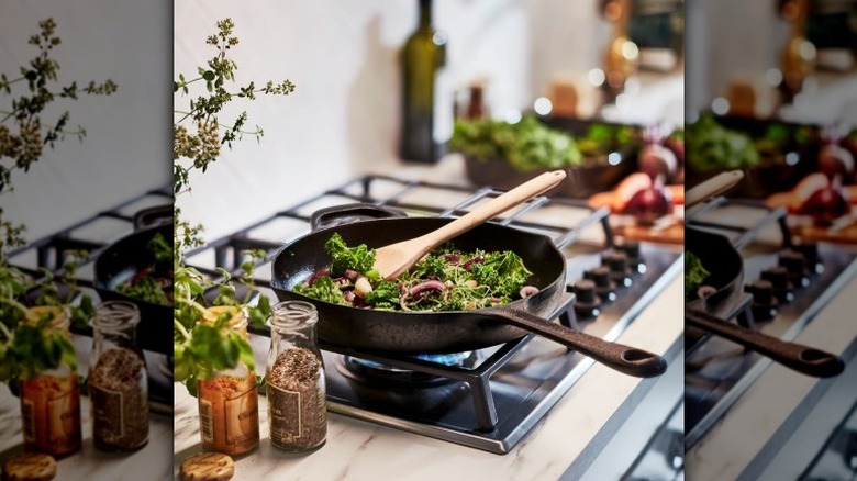 VARDAGEN cast-iron pan on stove with food