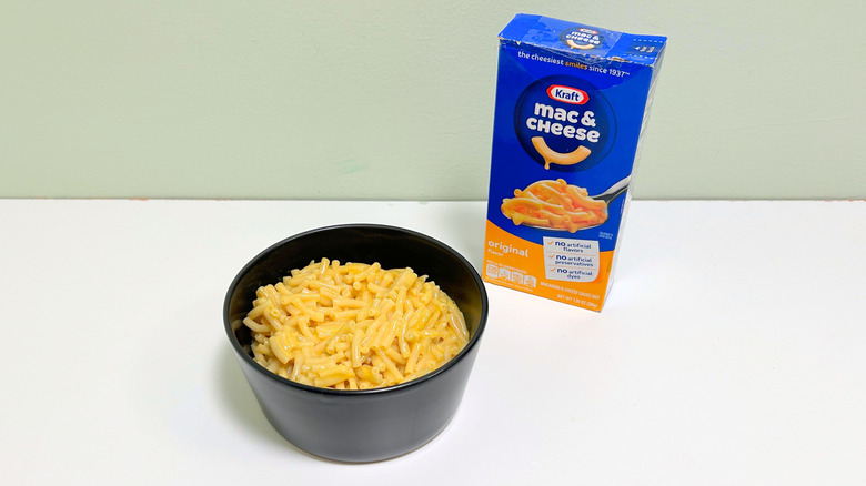 A box of Kraft Original Mac and Cheese next to a bowl of mac and cheese