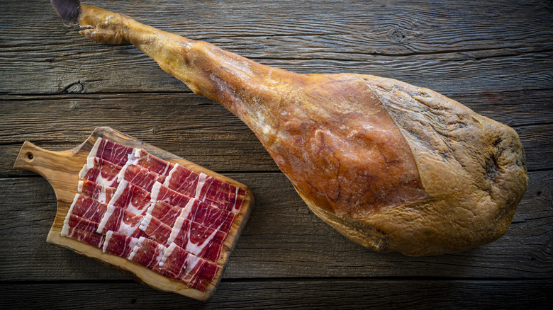 Jamón Ibérico leg and slices