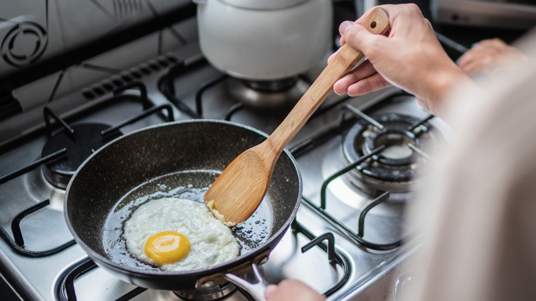 https://www.thedailymeal.com/img/gallery/12-mistakes-you-might-be-making-when-frying-eggs/intro-1697740296.jpg