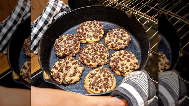Product image of the Bayou Classic 16-inch cast-iron double-handled skillet with pour spouts