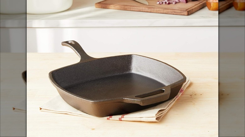 Product image of the Jim Beam 10.5-inch pre-seasoned square cast-iron skillet