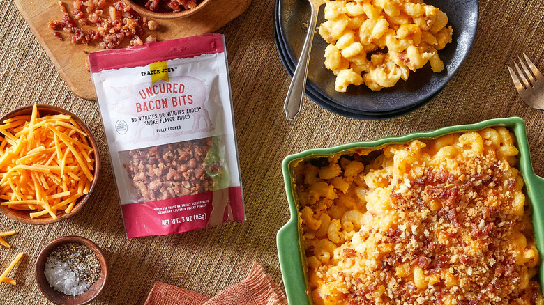 Uncured bacon bits with mac and cheese
