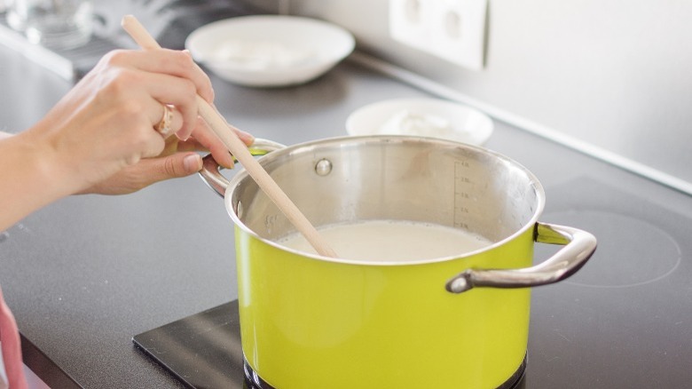 hand stirring bechamel