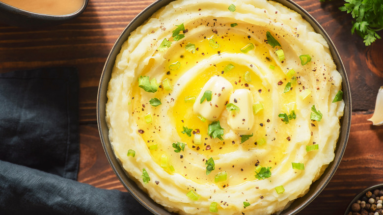 Mashed potatoes with butter and herbs