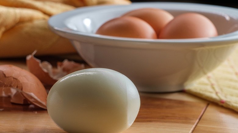 Peeled and unpeeled boiled eggs