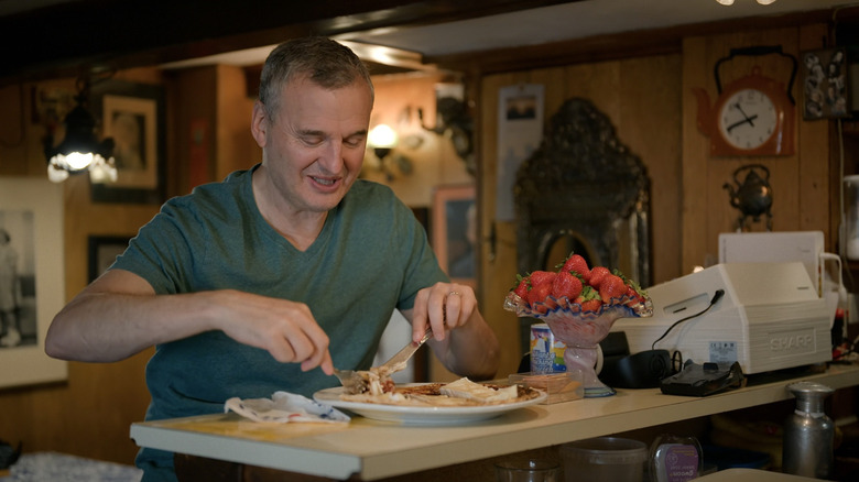 Rosenthal eats meal in Somebody Feed Phil