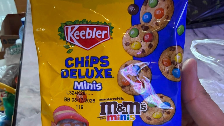 Person holding Keebler cookie bag