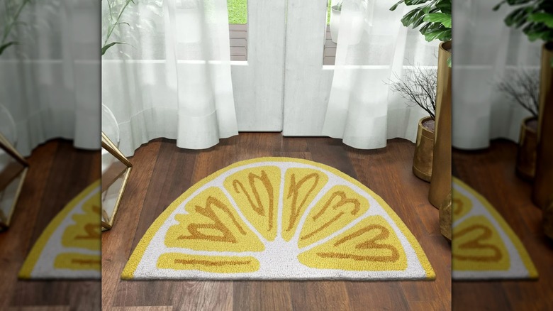 A semicircular rig that looks like a lemon wedge