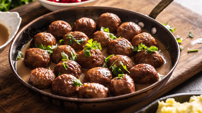 Kottbullar in a sauce pan