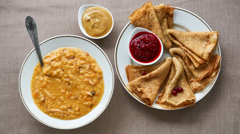 Pea soup with pancakes and jam