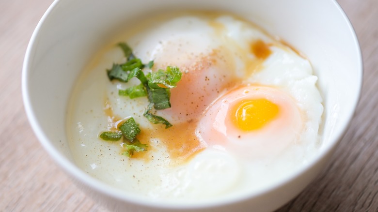 https://www.thedailymeal.com/img/gallery/13-expert-tips-for-cooking-eggs-in-the-microwave/intro-1700396147.jpg