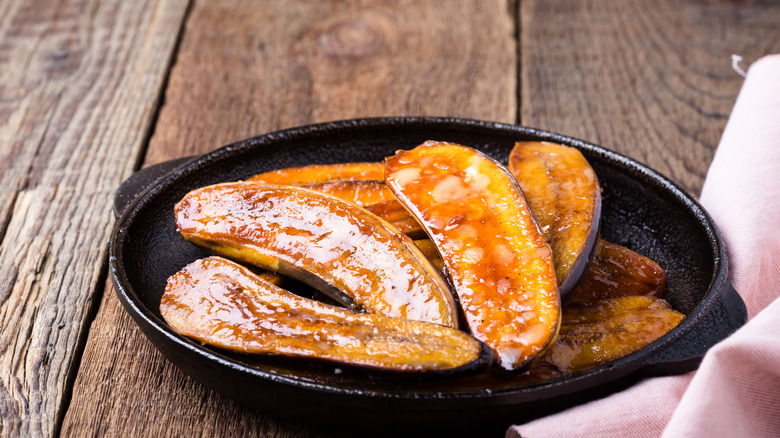Caramelized bananas in skillet dish