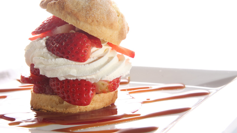 Strawberry shortcake with caramel sauce