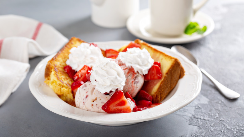 Strawberry shortcake with ice cream