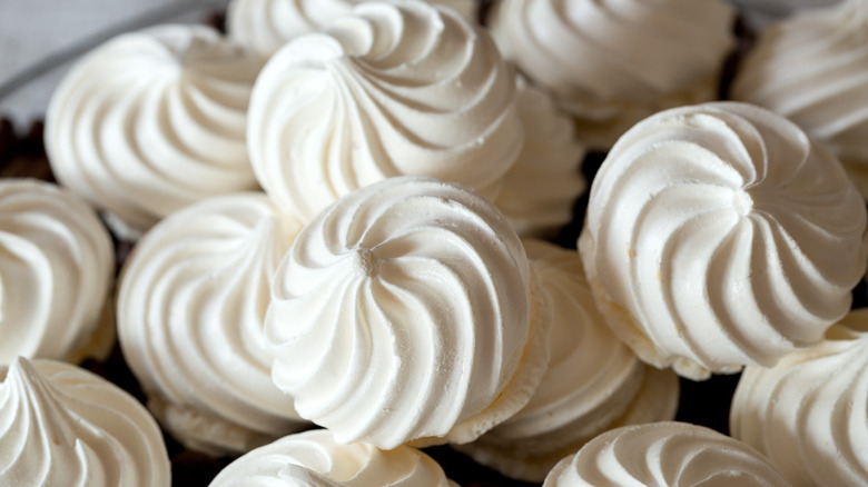 Baked meringue rosettes