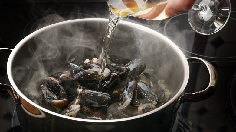 Steaming mussels in pot 