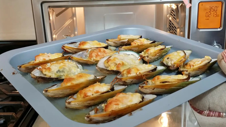 Broiled mussels on tray 