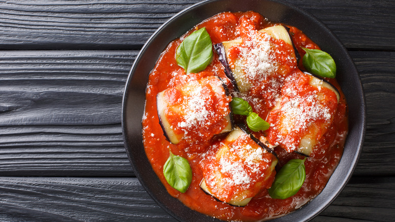 Eggplant rolls in sauce