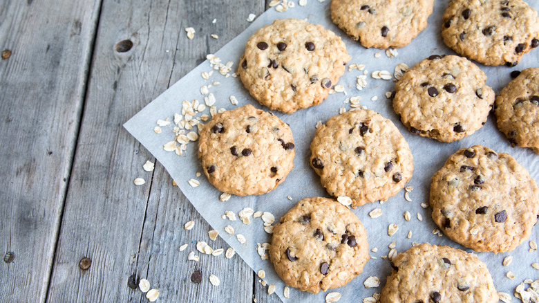 Chocolate chip oatmeal cookies