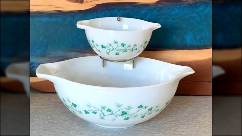 Pyrex green ivy pattern chip and dip bowl