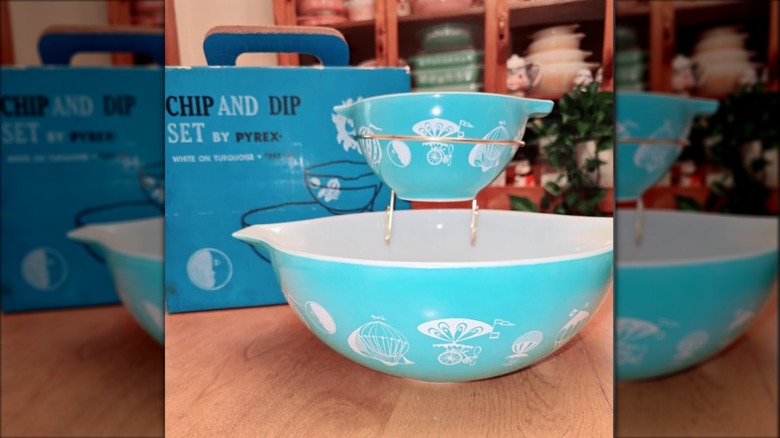 Pyrex Hot Air Balloon chip and dip set, blue bowl with white balloons, bicycles, and moons