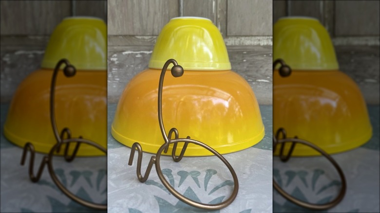 Pyrex Pineapple Party chip and dip set, light and dark yellow bowls