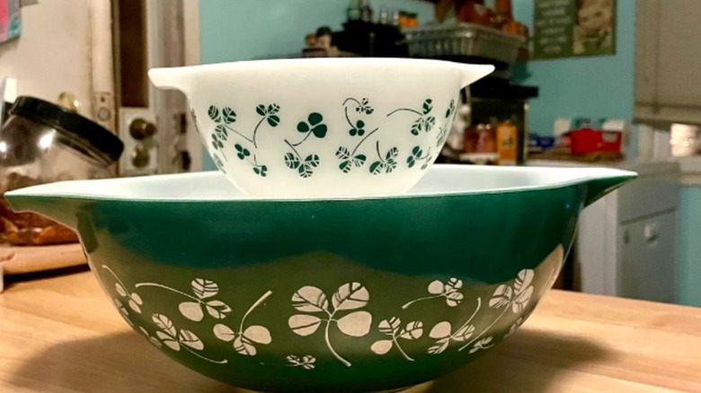 Pyrex  Shamrock chip and dip set, feautring green and white bowls with clovers