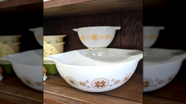 Pyrex Town & Country chip and dip set