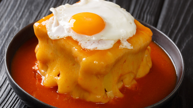 Francesinha com ovo