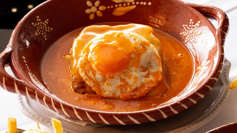 Francesinha especial in a bowl