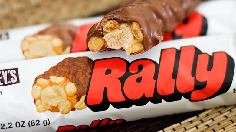 A close-up of a cross-section of a Rally Bar on top of a sealed package
