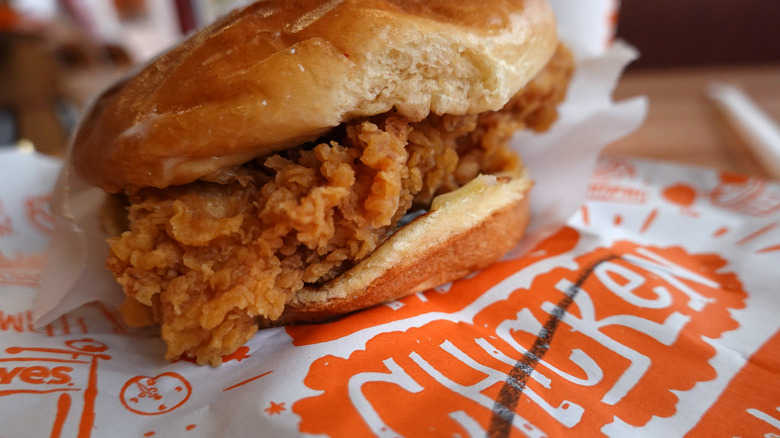 Popeyes chicken sandwhich 
