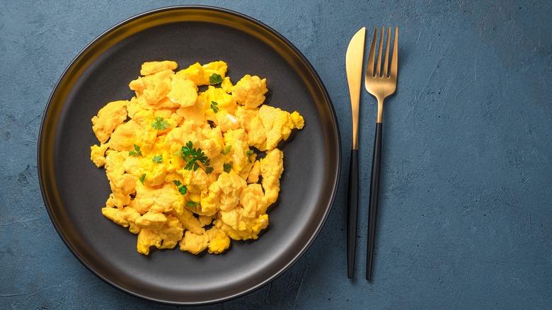 fluffy scrambled eggs