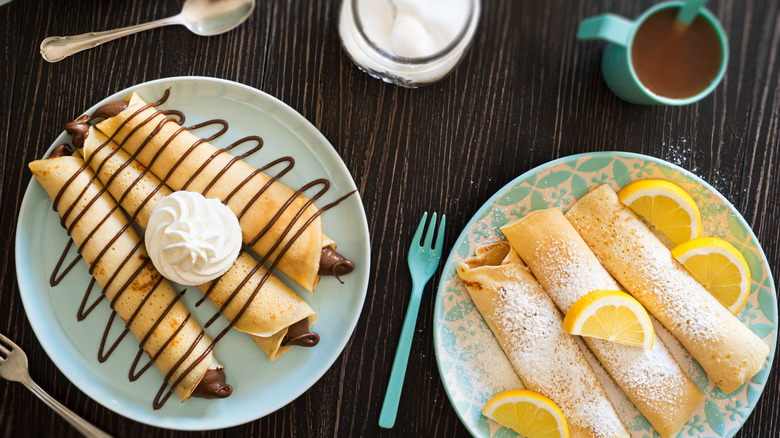 Crêpe with fruit and sauce